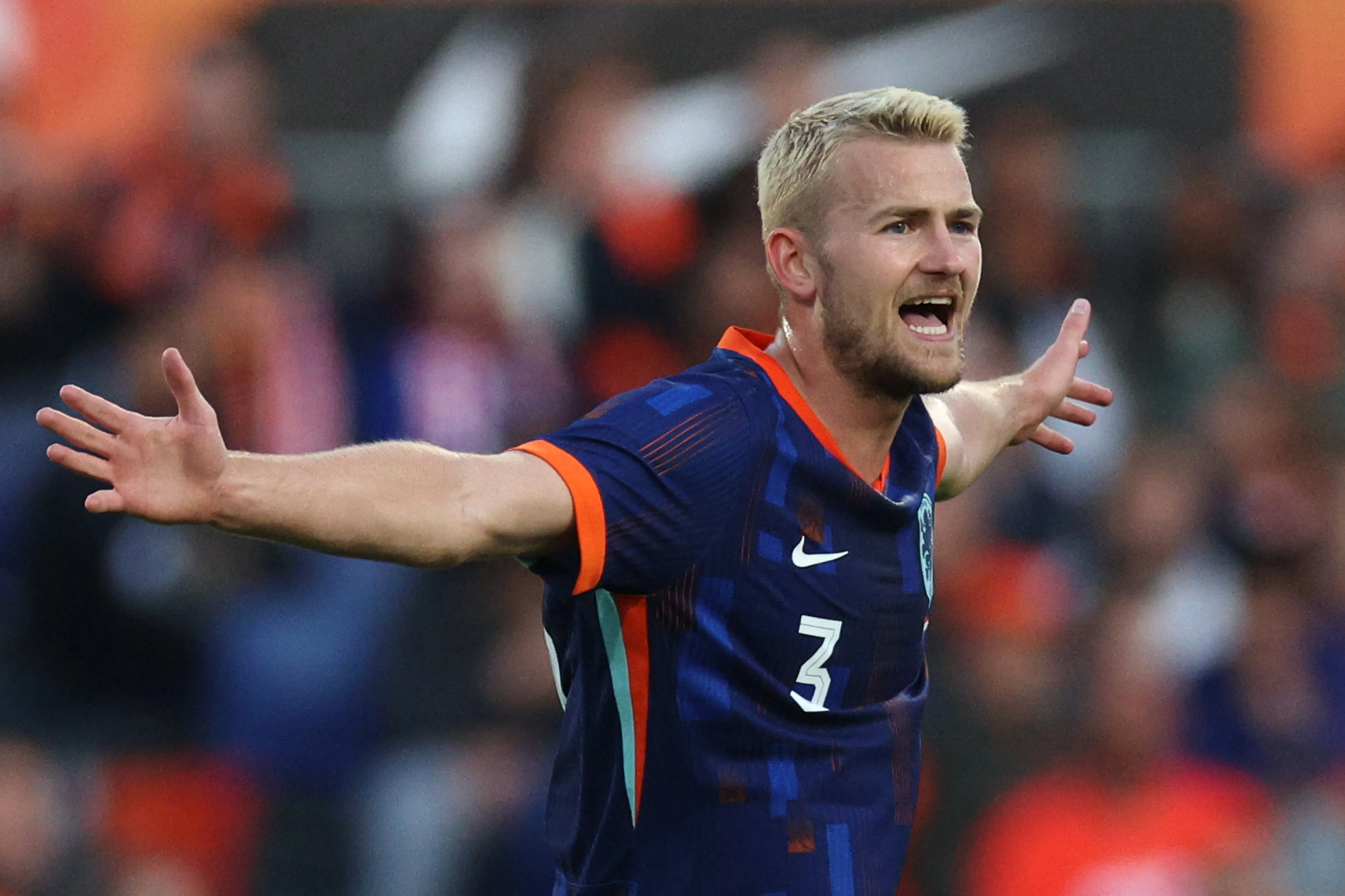 De Ligt trên đường gia nhập Man United